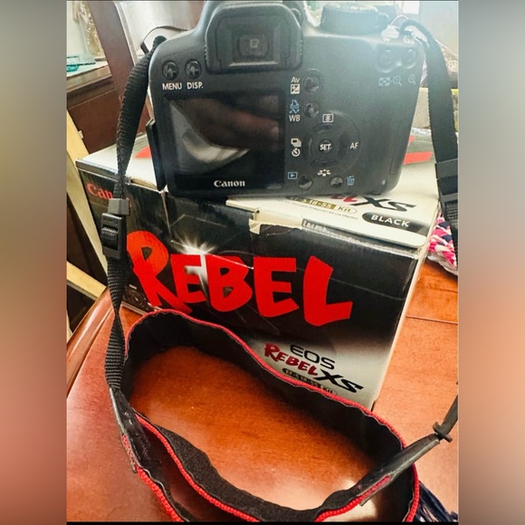Canon Rebel XS EOS - Picture 2 of 3
